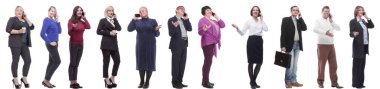 Elinde telefon tutan bir grup insan beyaz arka planda izole edilmiş.