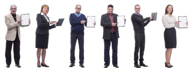 Ellerinde not defteri olan bir grup başarılı insan beyaz arkaplanda izole edildi