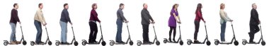 Scooter kullanan başarılı insanlardan oluşan bir grup beyaz arkaplanda izole edildi