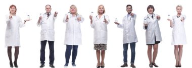 Kavanozu beyaz arka planda tutan bir grup doktor