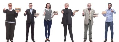 Elinde hediyeler olan bir grup mutlu insan beyaz arka planda izole edilmiş.