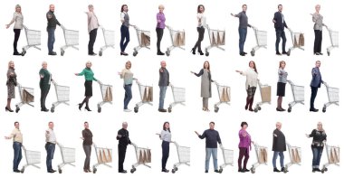 Beyaz arka planda alışveriş arabası olan bir grup insan.