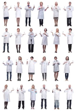 Kavanozu beyaz arka planda tutan bir grup doktor