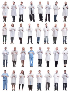 Beyaz arkaplanda izole edilmiş panoya sahip bir grup doktor
