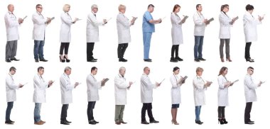 Not defteri olan bir grup doktor beyaz arkaplanda izole edilmiş.