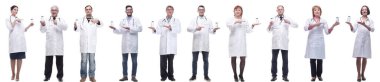 Kavanozu beyaz arka planda tutan bir grup doktor
