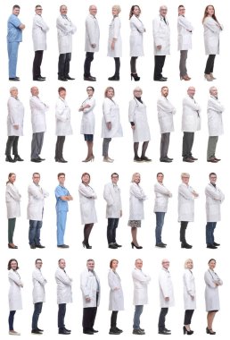 Profildeki bir grup doktor beyaz arka planda izole edilmiş