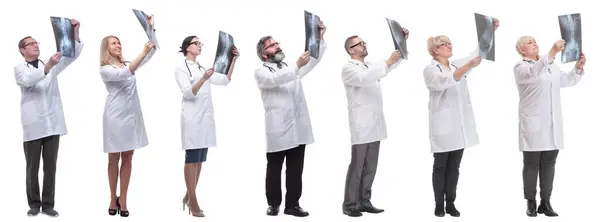 Röntgen Çeken Bir Grup Doktor Beyaz Arka Planda Izole Edilmiş — Stok fotoğraf