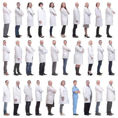 Profildeki bir grup doktor beyaz arka planda izole edilmiş