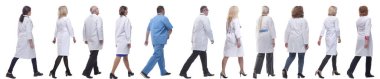 Hareket halindeki bir grup doktor beyaz arka planda izole edildi