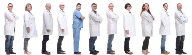 Profildeki bir grup doktor beyaz arka planda izole edilmiş