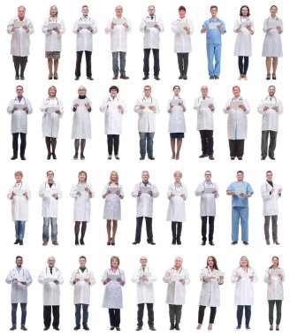 Beyaz arkaplanda izole edilmiş panoya sahip bir grup doktor