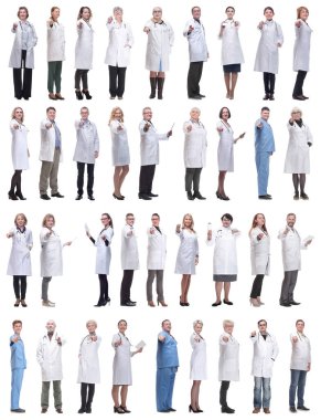 Beyaz arka planda tam uzunlukta bir grup doktor izole edildi