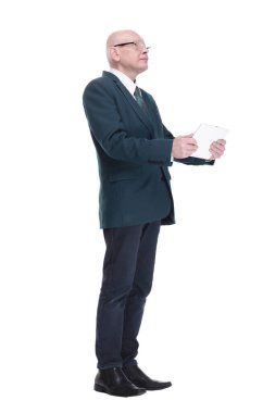 Yan görünüş. Reklam okuyan dijital tabletli yakışıklı bir iş adamı. beyaz arkaplanda izole edilmiş.