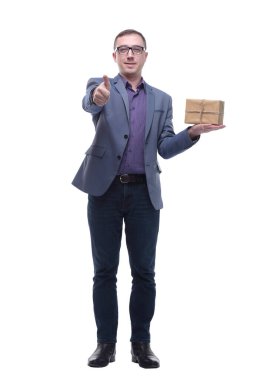 Neşeli, yakışıklı, iyi giyimli, gözlüklü, hediye kutusu tutan ve beyaz arka planda dururken kameraya gülümseyen genç adam.