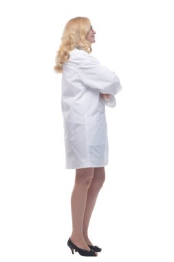 Yan görünüş. Gülümseyen kadın doktor sana bakıyor. beyaz arkaplanda izole edilmiş.