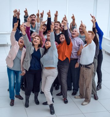 Bir grup yaşlı insan ellerini kaldırdı.