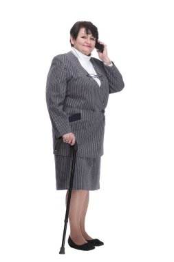 Tam gelişim. Sıradan, cep telefonu olan yaşlı bir kadın. beyaz arkaplanda izole edilmiş.