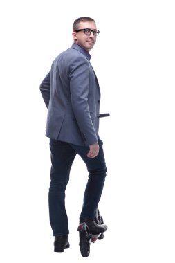 Keyifli gülümseyen bir adamın arka görüntüsü scooter 'a binip bakışlarını kaçırması