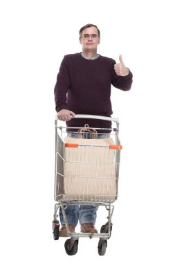 Tam boy. Alışveriş arabalı sıradan bir adam. beyaz arkaplanda izole edilmiş.