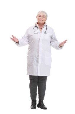 Steteskopu olan ve elleri ceplerinde olan ciddi bir tıp doktoru. Beyaz arkaplan üzerinde izole edilmiş