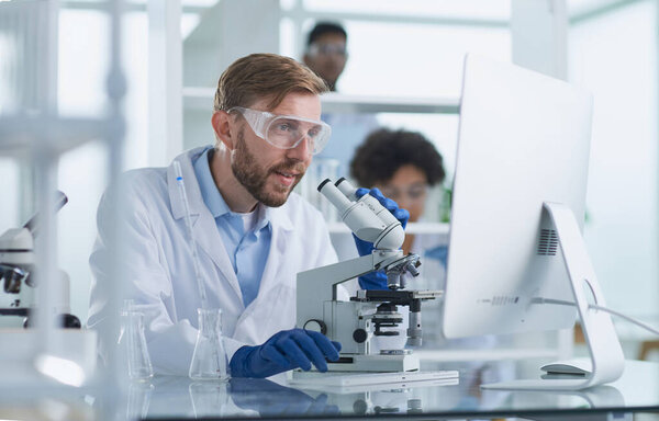 Специализированный ученый-мужчина, работающий в лаборатории