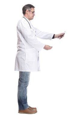 Tam gelişim. Röntgene bakan uzman bir doktor. beyaz arkaplanda izole edilmiş.