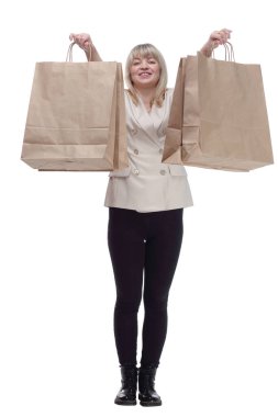 Tam gelişim. Alışveriş torbalarıyla sana bakan tatmin olmuş bir kadın. beyaz arkaplanda izole edilmiş.