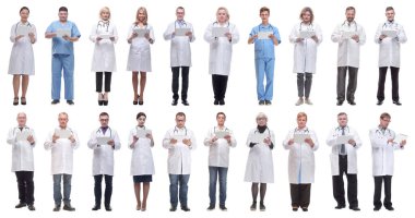 Beyaz arkaplanda izole edilmiş panoya sahip bir grup doktor