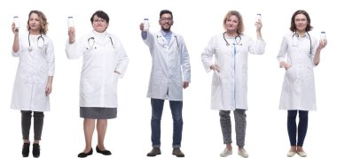 Kavanozu beyaz arka planda tutan bir grup doktor