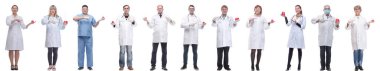 Laboratuvar asistanı beyaz arkaplanda sıvı izole edilmiş bir şişe tutuyor.
