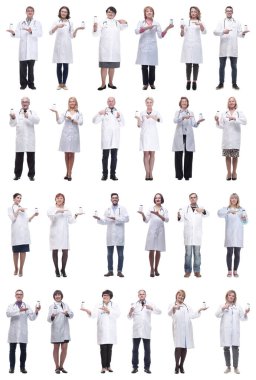 Kavanozu beyaz arka planda tutan bir grup doktor
