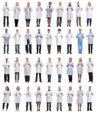 Beyaz arkaplanda izole edilmiş panoya sahip bir grup doktor