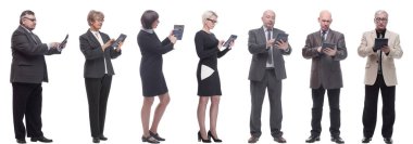 beyaz zemin üzerinde izole hesap makinesi ile başarılı finansörler kolaj grubu