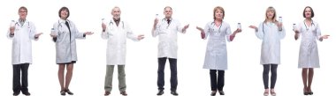 Kavanozu beyaz arka planda tutan bir grup doktor