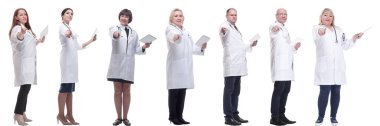Beyaz arkaplanda izole edilmiş panoya sahip bir grup doktor