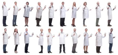 Beyaz arkaplanda izole edilmiş panoya sahip bir grup doktor