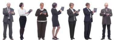 beyaz zemin üzerinde izole hesap makinesi ile başarılı finansörler kolaj grubu