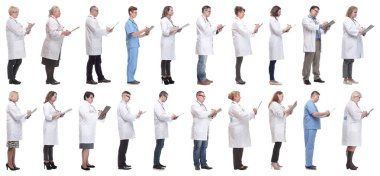 Not defteri olan bir grup doktor beyaz arkaplanda izole edilmiş.