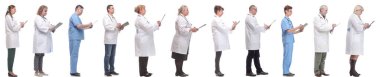 Not defteri olan bir grup doktor beyaz arkaplanda izole edilmiş.