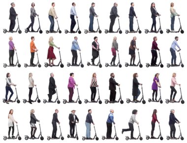 Scooter kullanan başarılı insanlardan oluşan bir grup beyaz arkaplanda izole edildi