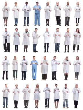 Beyaz arkaplanda izole edilmiş panoya sahip bir grup doktor