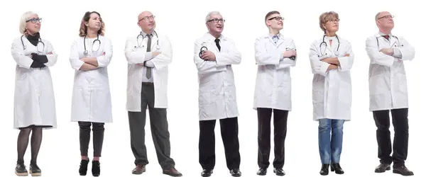 Beyaz Arka Planda Tam Uzunlukta Ayakta Duran Bir Grup Doktor — Stok fotoğraf