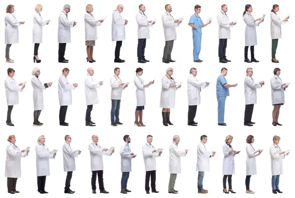 Groep Artsen Met Klembord Geïsoleerd Witte Achtergrond — Stockfoto
