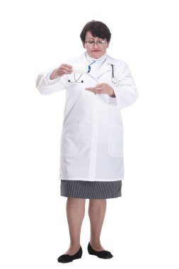 Tam gelişim. Elinde dezenfektanla kıdemli kadın doktor. beyaz arkaplanda izole edilmiş.