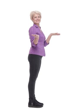 Tam gelişim. Gündelik giysiler içinde çekici olgun bir kadın. beyaz arkaplanda izole edilmiş.