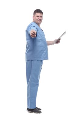 Elinde dosya olan bir erkek doktor. beyaz arkaplanda izole edilmiş.