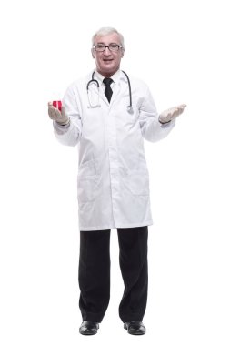 Tam boy. Elinde laboratuvar matarası olan olgun bir doktor. beyaz arkaplanda izole edilmiş.
