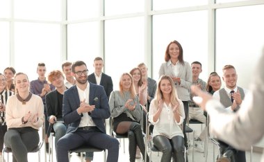 Kapat. Bir iş seminerinde konferans veren bir konuşmacı görüntüsü