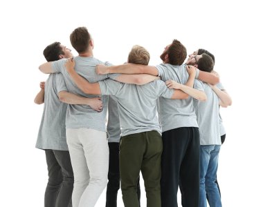 Tam gelişim. Bir grup genç insan bir çember oluşturup yukarı bakıyor. beyaz üzerine izole